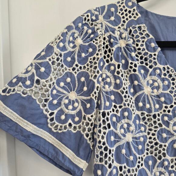 Cabi Embroidered V-Neck Eyelet Lace Top Sz S Blue White Short Sleeve Minimalist - Picture 2 of 8
